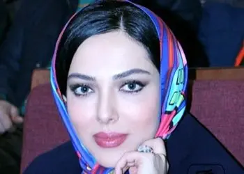 تفریحات پولداری لیلا اوتادی در جزیره کیش در حال چتربازی بر فراز دریای همیشه خلیخ فارس