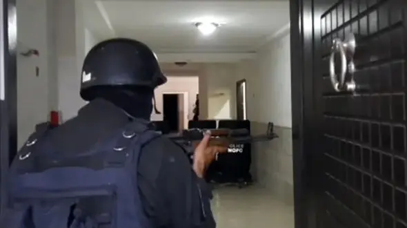 فیلم| عملیات دستگیری سارق معروف در طبقه ۱۸ برج مشهور چالوس