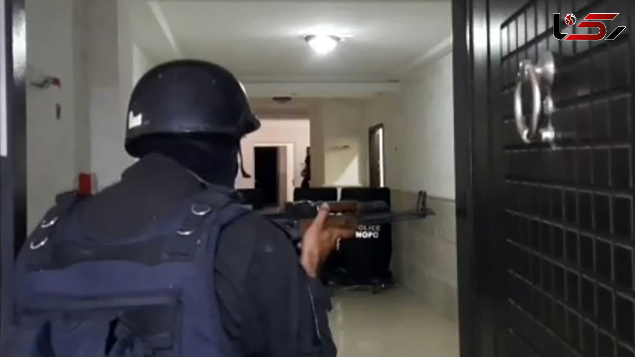 فیلم| عملیات دستگیری سارق معروف در طبقه ۱۸ برج مشهور چالوس