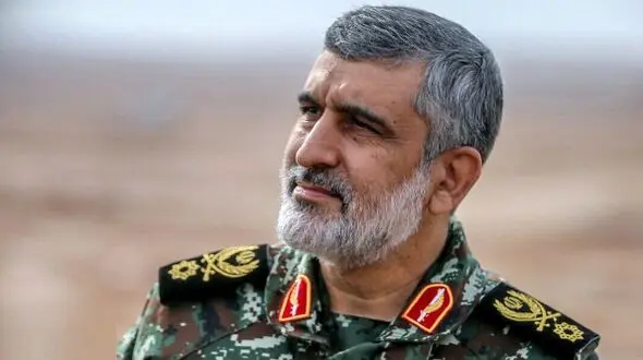عکس سفر در زمان / سردار حاجی زاده و سردار باقری 2 سردار شهید جنگ ۱۲ روزه، هنگام کار بر روی یک موشک ایرانی / ۳۸ سال پیش