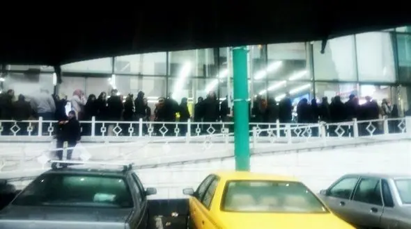 صف طولانی خرید گوشت زیر بارش شدید باران + عکس