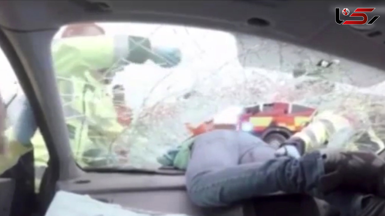 راننده زن پس از تصادف با تراکتور از شیشه جلوی خودرو بیرون رفت! + فیلم