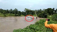 لحظه وحشتناک گرفتار شدن خودروی ون در رودخانه خروشان! + فیلم و عکس / هند