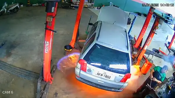 فیلم لحظه به لحظه آتش گرفتن و انفجار هولناک خودرو در تعمیرگاه / هیچ کسی نتوانست جلوی آتش را بگیرد