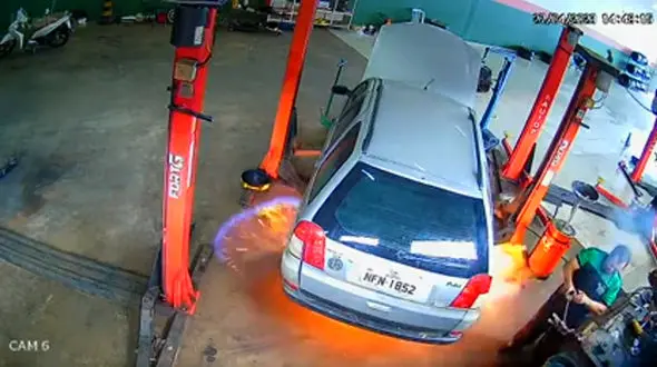 فیلم لحظه به لحظه آتش گرفتن و انفجار هولناک خودرو در تعمیرگاه / هیچ کسی نتوانست جلوی آتش را بگیرد