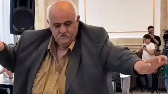 فیلم آواز شاد/ پیرمرد درشت اندام چه رقص اسلوموشنی تو عروسی میره قدم قدم