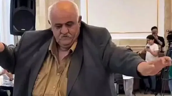 فیلم آواز شاد/ پیرمرد درشت اندام چه رقص اسلوموشنی تو عروسی میره قدم قدم
