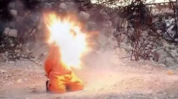 داعش، یک جوان داعشی را زنده زنده آتش زد 