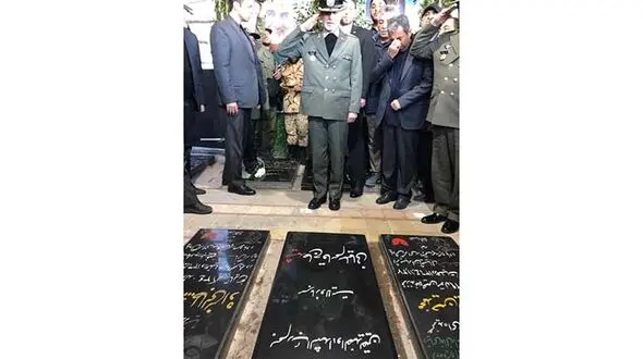 تصویری متفاوت و دیده نشده از وزیر دفاع بر سر مزار سردار سلیمانی + عکس