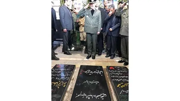 تصویری متفاوت و دیده نشده از وزیر دفاع بر سر مزار سردار سلیمانی + عکس