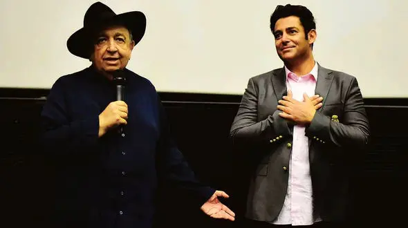 هجوم طرفداران گلزار برای دیدنش / یک دختر غش کرد! +فیلم