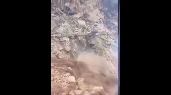 ببینید / لحظه  هولناک سقوط یک اتوبوس در رانش جاده چین / اتوبوس و مسافرانش دفن شدند+ فیلم