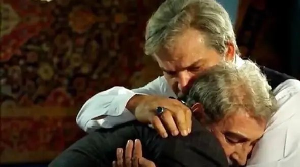 فیلم/غمگین ترین و دردناک ترین سکانس فیلم عاشقانه شهرزاد/ مرگ جمشید خان در آغوش رفیق صمیمی اش با حسرت لبخند شهرزاد