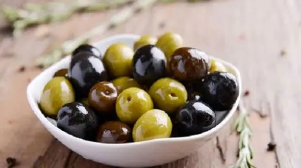 روش‌ های سریع و آسان برای گرفتن تلخی زیتون در منزل