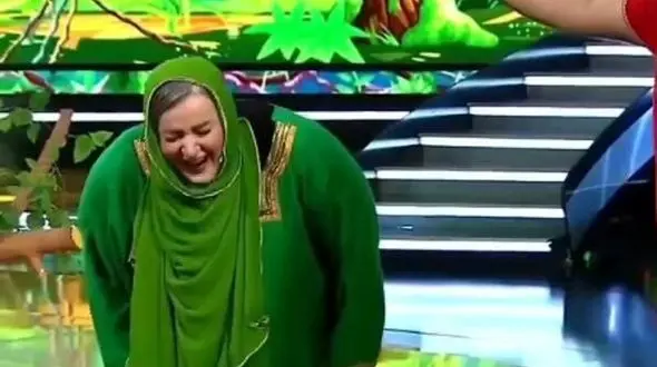 فیلم خاطره خنده دار نعیمه نظام دوست: یه سریال دیده بودم اونو تعریف میکردم معلمه دید گفت اون شاگرد بی‌تربیت..../ نعیمه نظام دوست گفت...برو بیرون یا تو میری یا من ...