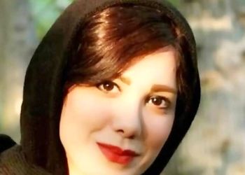 فیلم شعرخوانی پر احساس و نوستالژی باران نیکراه با حال و هوای بارانی/ باز باران با ترانه می خورد بر بام خانه، خانه ام کو خانه ات کو؟ پس چه شد کجا رفت آن خاطرات شیرین