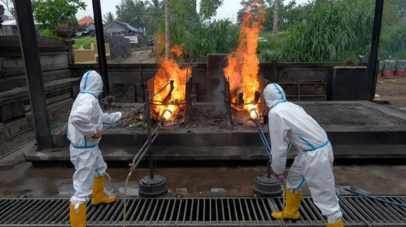 عکس های هولناک از سوزاندن اجساد قربانیان کرونا در کوره 