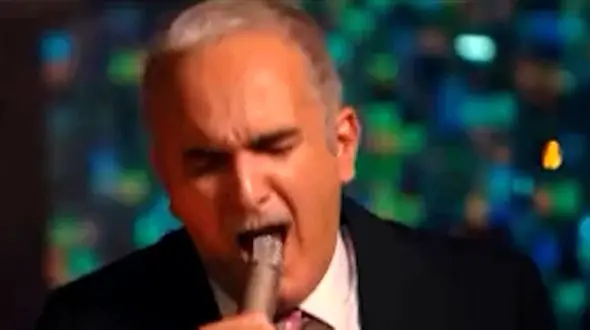 یادی کنیم از تماشایی ترین سکانس خنده دار نیسان آبی: خوانندگی بیژن بنفشه خواه با صدای ابراهیم تاتلیس/مرد حسابی تاتلیس اینو ببینه از خنده میمیره