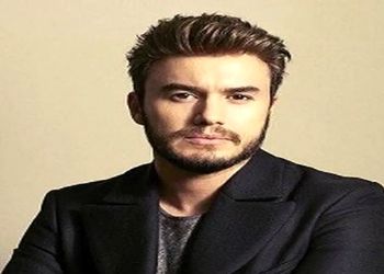 فیلم آواز باشکوه فارسی خواننده ترکیه ای با آهنگ عشقم صدا کن ! / انقد عشقم رو بامزه تلفظ میکنهکنسرت میره هوا !