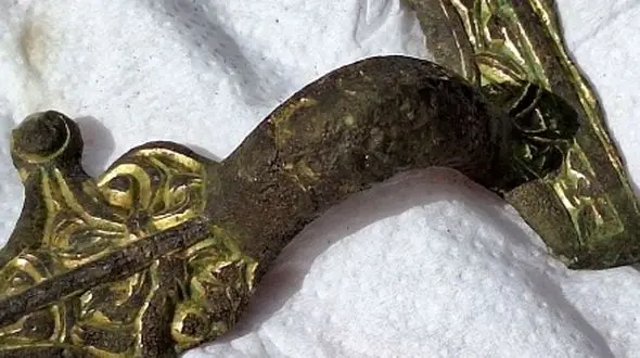 گنجینه تاریخی: کشف سنجاق سینه‌ با روکش طلا که قدمتش به 1500 سال می‌رسد!