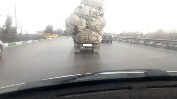 بار زدن عجیب دو وانت در بزرگراه شهید چراغی+ عکس واقعا عجیب