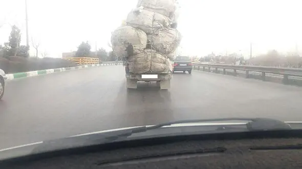 بار زدن عجیب دو وانت در بزرگراه شهید چراغی+ عکس واقعا عجیب