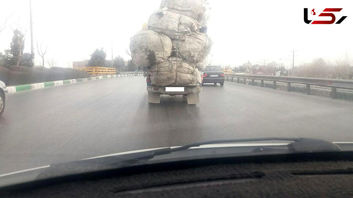 بار زدن عجیب دو وانت در بزرگراه شهید چراغی+ عکس واقعا عجیب