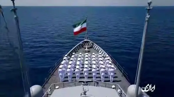 فیلم درگیری دریایی ایران و آمریکا بر سر یک قایق در خلیج فارس ! / خط و نشان قدرتمند ایران را ببینید
