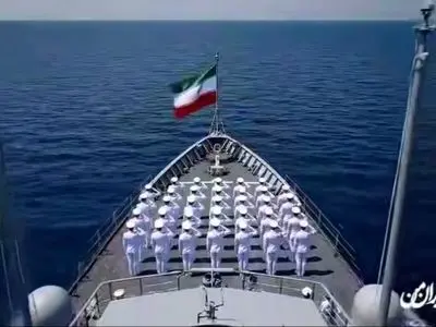 فیلم درگیری دریایی ایران و آمریکا بر سر یک قایق در خلیج فارس ! / خط و نشان قدرتمند ایران را ببینید