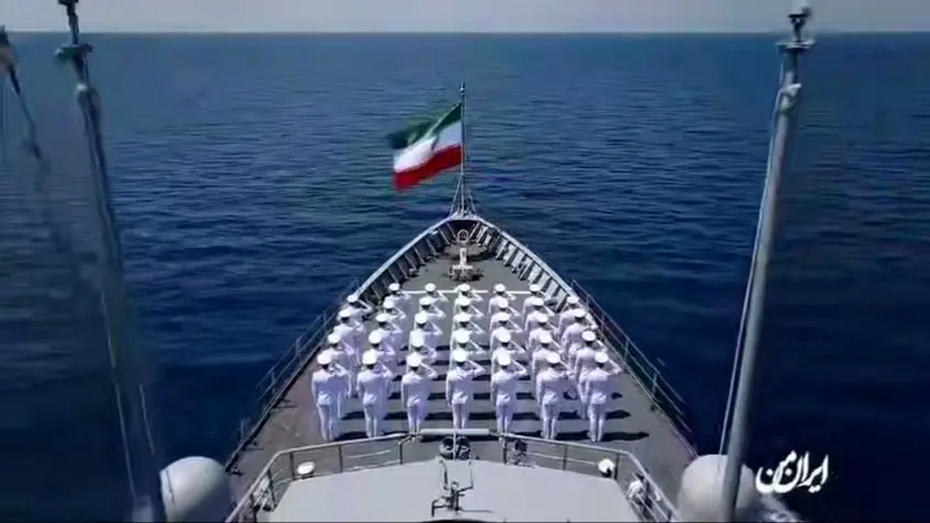 فیلم درگیری دریایی ایران و آمریکا بر سر یک قایق در خلیج فارس ! / خط و نشان قدرتمند ایران را ببینید