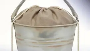 کیف سطلی نقره‌ ای؛ ستاره جدید دنیای مد که قبل از عرضه نایاب شد + فیلم و عکس