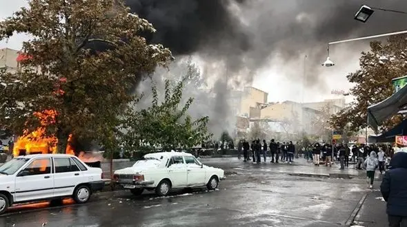 گریه های پدری که جهیزیه دخترش در آتش اغتشاش‌گران سوخت+ فیلم تلخ