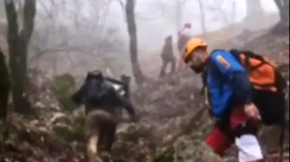 لحظات نفسگیر از نجات ٥ گردشگر در آبشار لوه