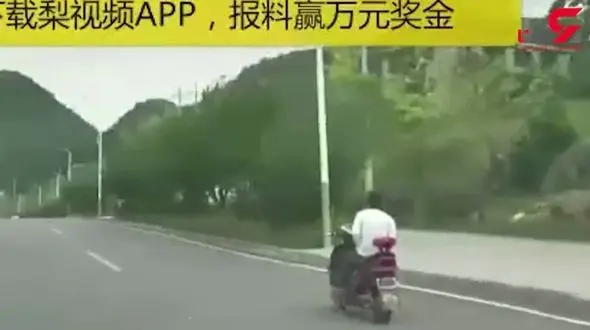 اقدام خطرناک موتورسوار چینی در اتوبان! + فیلم 