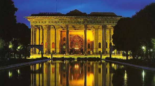 از پشت بام کلیسای وانک اصفهان تا کاخ تچر یا کاخ ویژه داریوش بزرگ