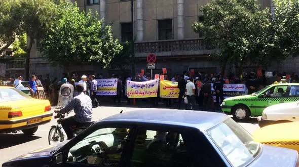 رئیس کل بانک مرکزی توسط سپرده گذاران کاسپین به قتل تهدید شد + عکس و فیلم