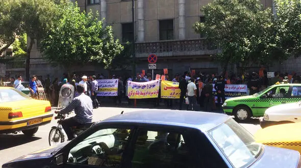 رئیس کل بانک مرکزی توسط سپرده گذاران کاسپین به قتل تهدید شد + عکس و فیلم