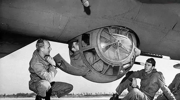 داستان ترسناک ترین شغل جنگ جهانی دوم؛ زیر شکم بمب افکن ها + عکس