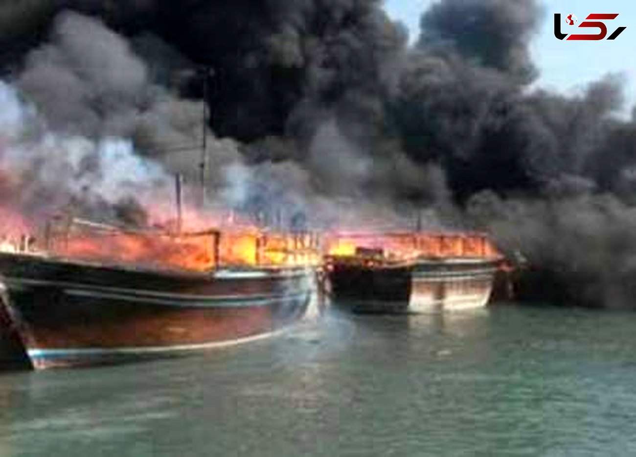 سه لنج باری در بوشهردر آتش سوخت