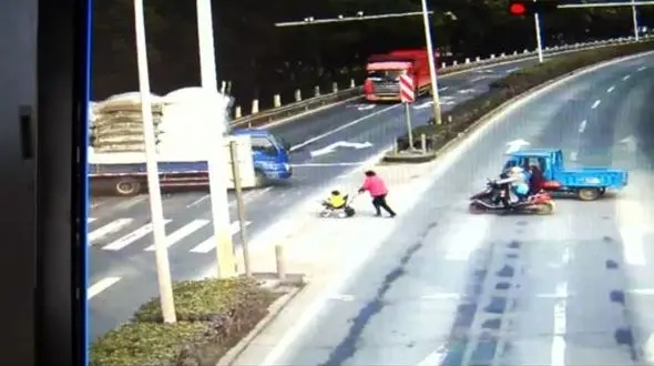 فیلم لحظه نجات معجزه آسای کودک 3 ساله از زیر چرخ های کامیون +تصاویر