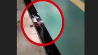 فیلم فداکاری پدرانه  در حادثه قطار / پدر قهرمان خود را سپر فرزند کرد 