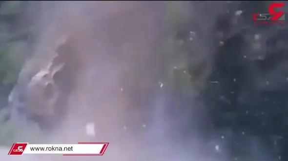 فیلم لحظه وحشت آور از ریزش کوه در جاده 