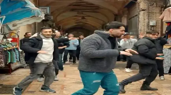 فیلم آواز باشکوه و  شادپسرای جذاب  وسط بازار ! / با آهنگ با دلم افتاده وسط گروهی رقصیدند !