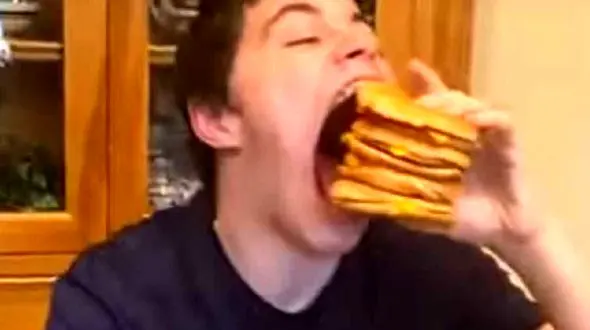 (فیلم) فردی که بزرگترین دهان جهان را دارد!