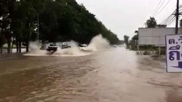 راننده عجول هنگام سیل باعث حادثه شد + فیلم و عکس