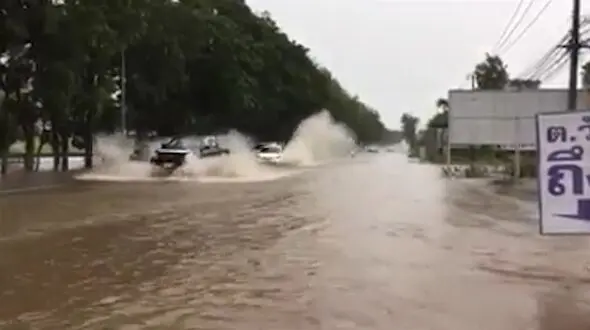 راننده عجول هنگام سیل باعث حادثه شد + فیلم و عکس