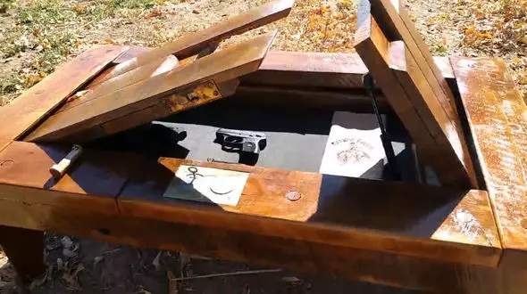 اسرارآمیز ترین میز جهان /  محل پنهان کردن اسلحه های مختلف را ببیند! + فیلم و عکس