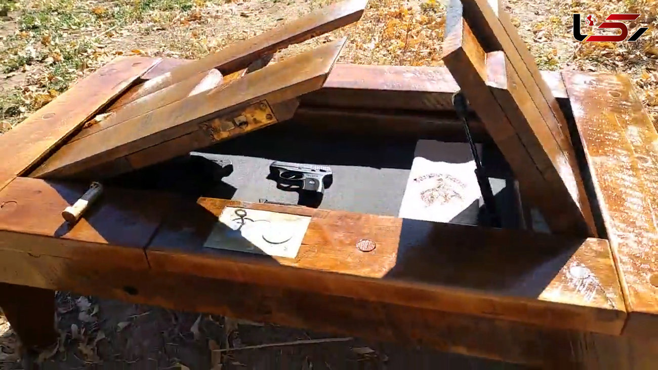 اسرارآمیز ترین میز جهان /  محل پنهان کردن اسلحه های مختلف را ببیند! + فیلم و عکس