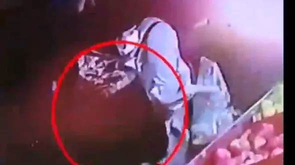 فیلم / شیوه عجیب سرقت یک زن در میوه فروشی