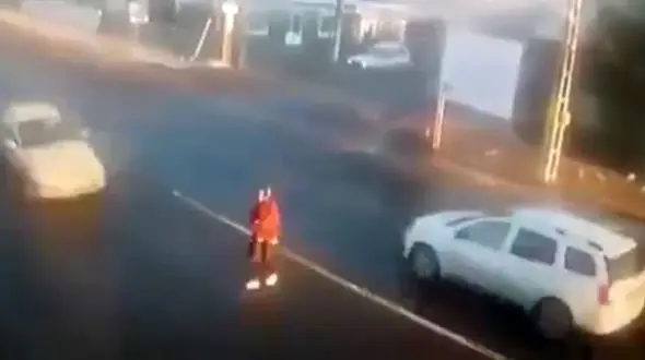 تصادف وحشتناک عابر با خودرو، نتیجه نگاه نکردن به طرفین هنگام عبور از خیابان + فیلم (+16)